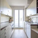 Very Spacious With Balcony - Parkview 2 アパート